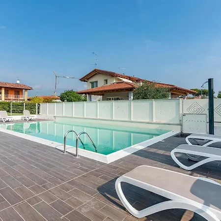 2 Bedroom Amazing In Puegnago Sul Garda アパート Raffa