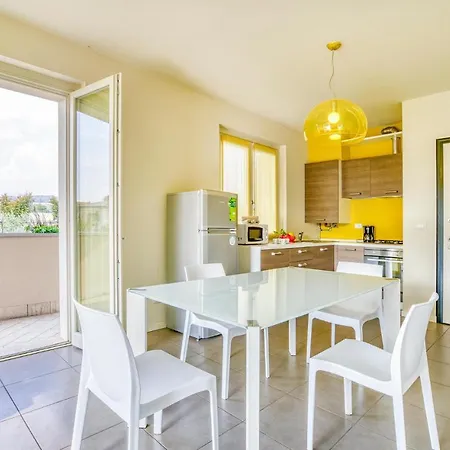 アパート 2 Bedroom Amazing In Puegnago Sul Garda
