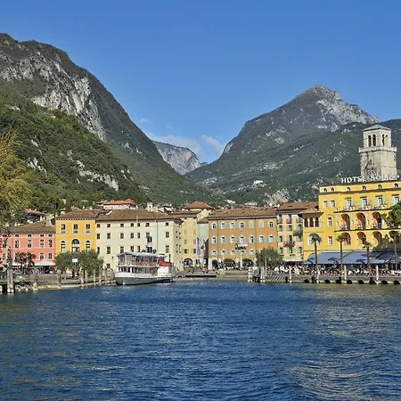 2 Bedroom Amazing In Puegnago Sul Garda アパート Raffa